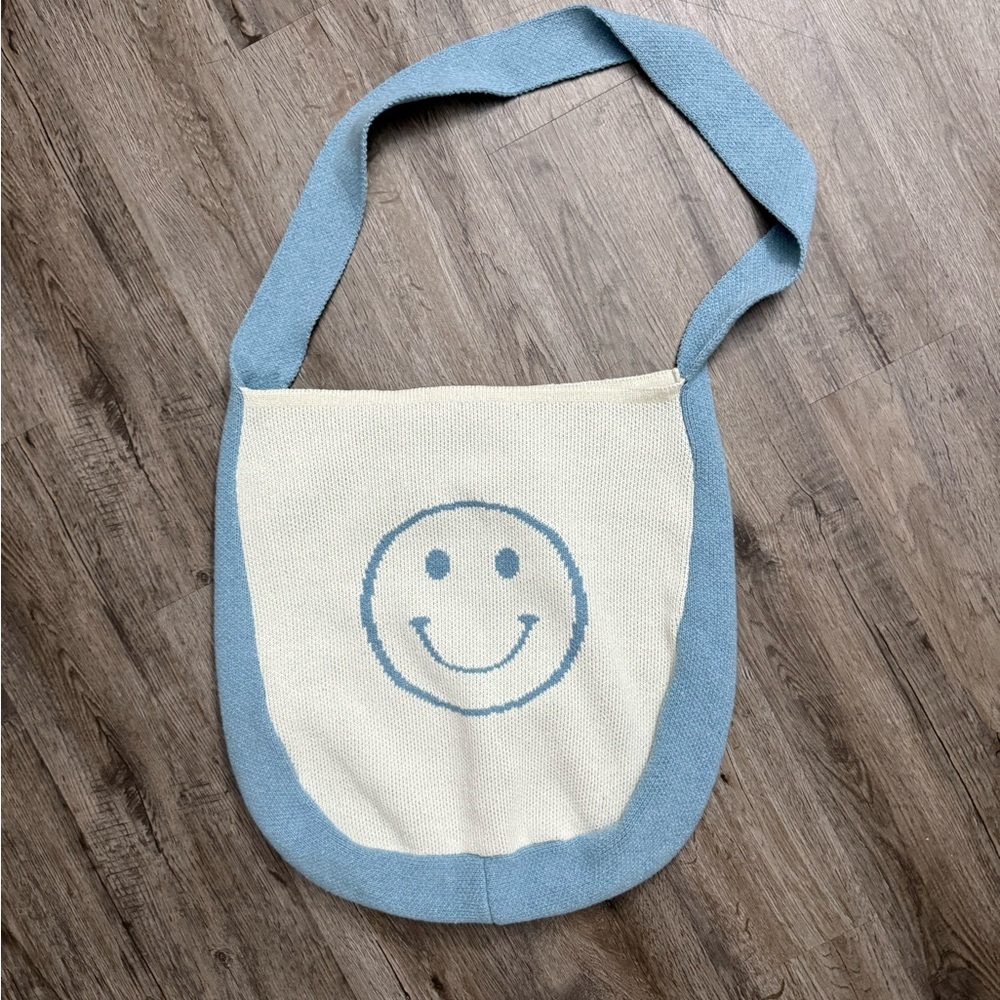GYTO • Knit Smiley Face Crossbody Tote Bag - Picture 3 of 12